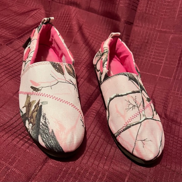 Woman’s Reeltree Pink Camouflage Slip-on Loafers size 7M very gently used Nice🦌 - Picture 3 of 13